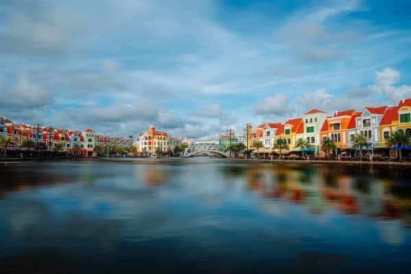 Traveler visiting Curaçao